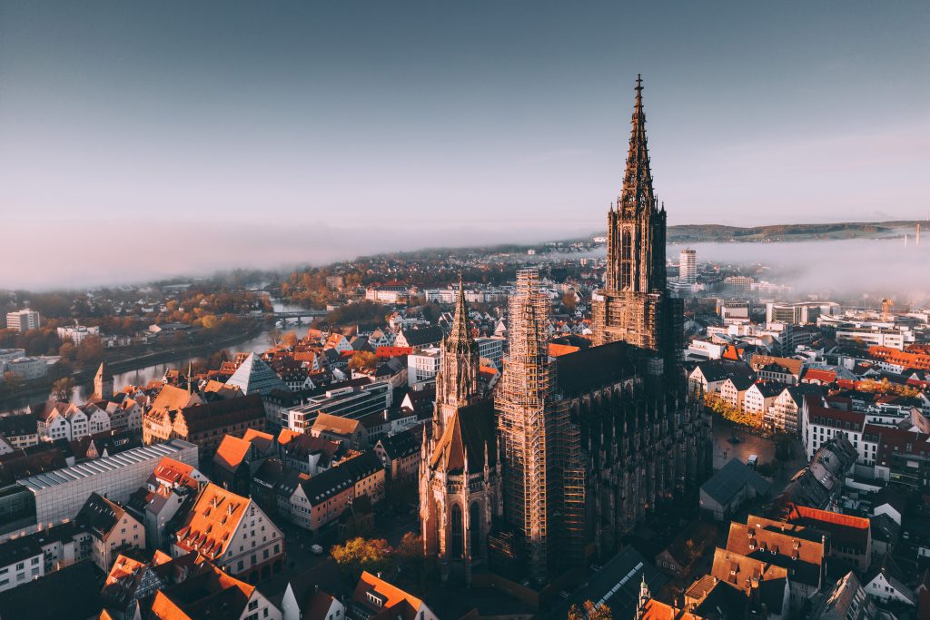 Das Ulmer Münster: Ein Meisterwerk gotischer Architektur und mit 161,53 Metern der höchste Kirchturm der Welt.
