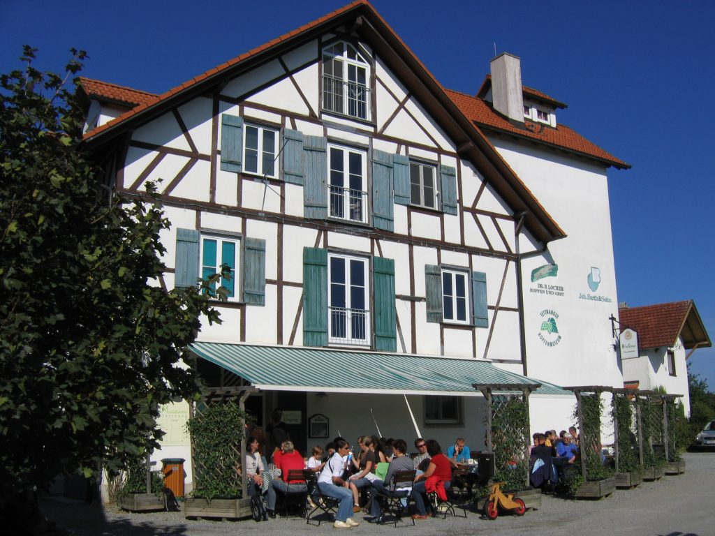 Die Kronenbrauerei in Tettnang und das Tettnanger Hopfenmuseum in Siggenweiler markieren die Eckpunkte des vier Kilometer langen Tettnanger Hopfenpfades unter dem Motto "vom Bauer zum Brauer"
