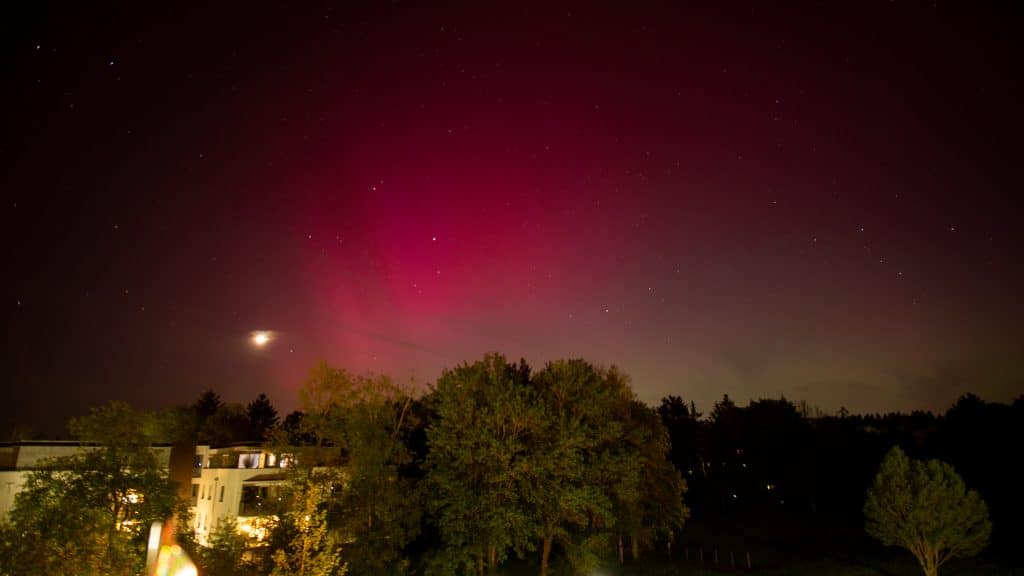 In Bad Dürrheim sind die Nordlichter mit bloßem Auge fast nicht zu sehen. Nur ein ganz leichter roter Schimmer ist wahrnehmbar. Ein seltenes und faszinierendes Naturschauspiel! 