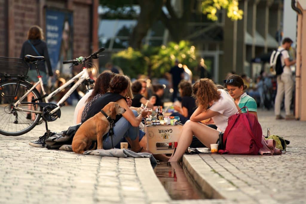 Ein besonderes Extra ist das Freiburger Bächlepicknick, mit dem sich die „Bächle“ von Freiburg an drei Terminen im Jahr zur langen Picknickzone verwandeln.