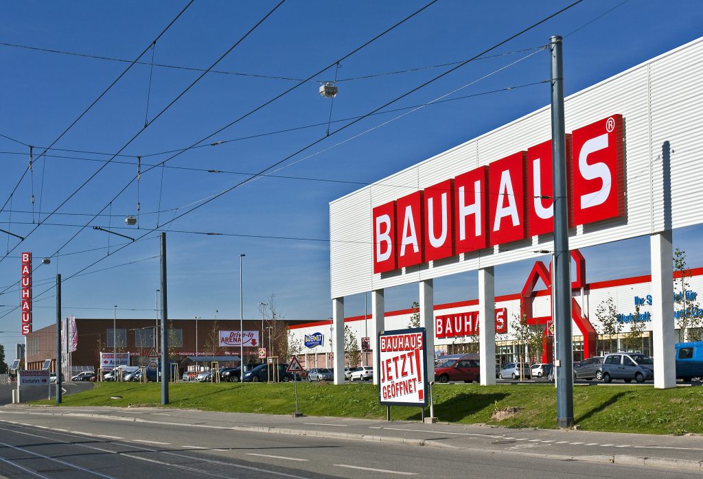Moderne Bauhaus Filiale mit Drive-In-Arena (in Heidelberg)

