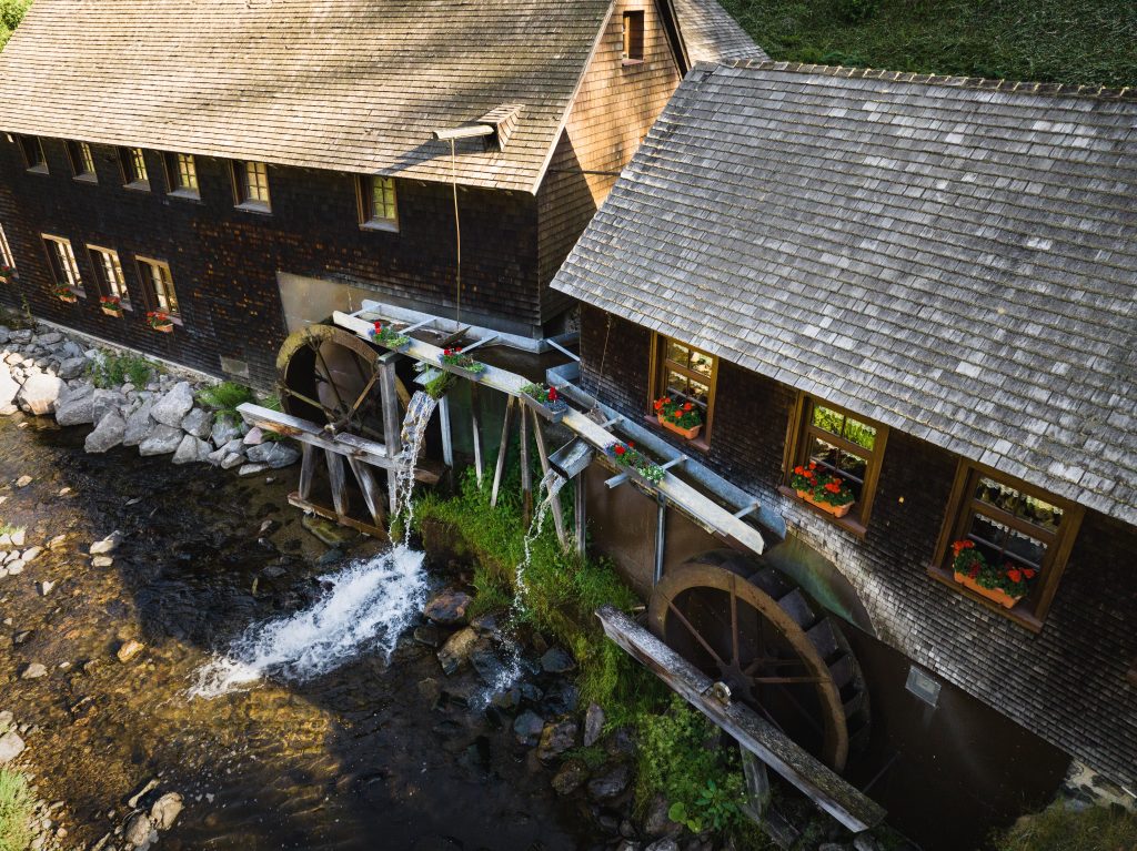 Als einzige Mühle im Schwarzwald wird die Hexenlochmühle gleich von zwei Wasserrädern angetrieben. Sie ist ein beliebtes Ausflugsziel vieler Schwarzwaldurlauber.