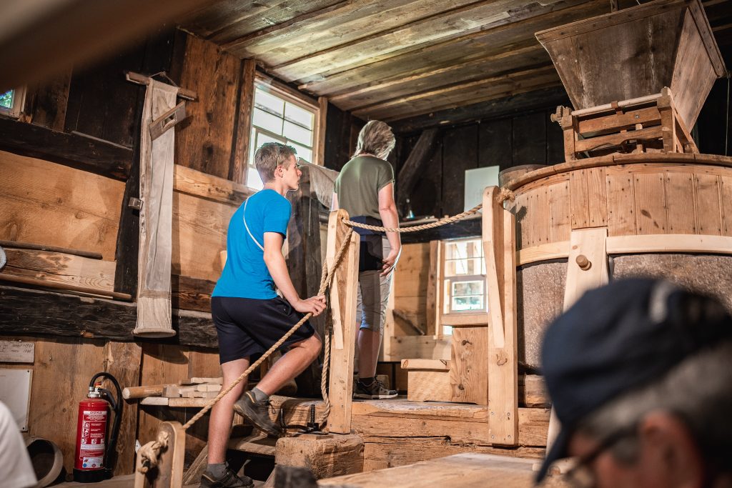 Während die meisten Schwarzwaldmühlen reine Mühlengebäude waren, ist die Rankmühle bis in unsere Tage gleichzeitig auch ein Wohngebäude geblieben, das über Jahrhunderte Tagelöhnerfamilien eine eher einfache Wohnmöglichkeit bot.