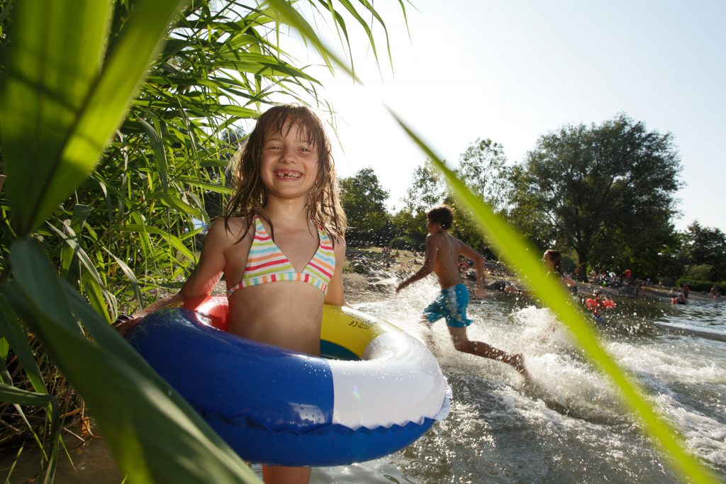 Auch der Breitenauer See in Hohenlohe läd an heißen Sommertagen zum baden ein