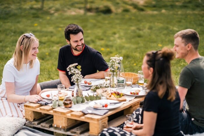 Gruppe beim Picknick im Hochschwarzwald