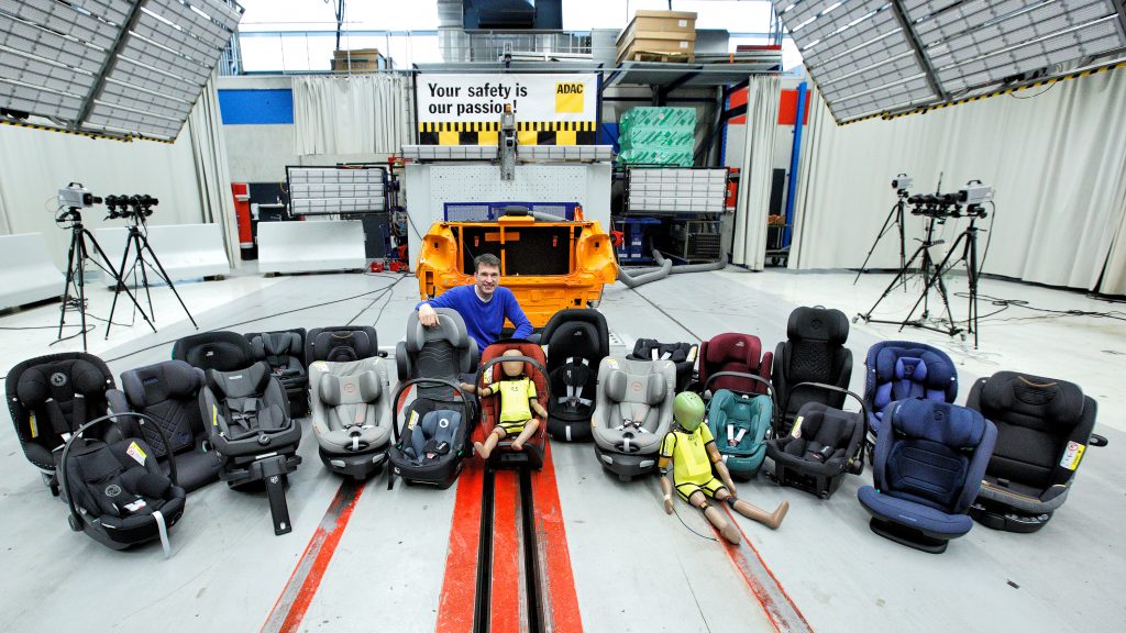 Der Test zeigt, dass es bei Kindersitzen erhebliche Qualitätsunterschiede gibt und nicht alle der 24 untersuchten Modelle die hohen Anforderungen des ADAC Verbraucherschutztests erfüllen
Foto: ADAC Technik Zentrum Landsberg; Produktfotos Kindersitze am 08.02.2024