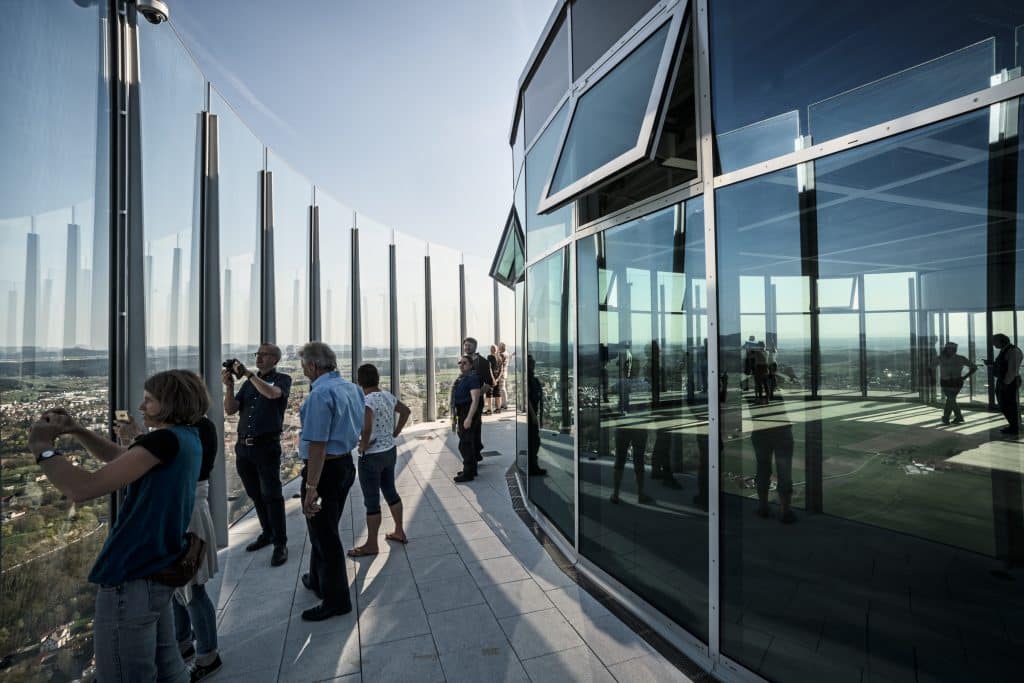 Tourismusmagnet der Region und Wahrzeichen der Ingenieurskunst: Dieser Turm bietet einen atemberaubenden Ausblick und zieht Besucher aus aller Welt an.

