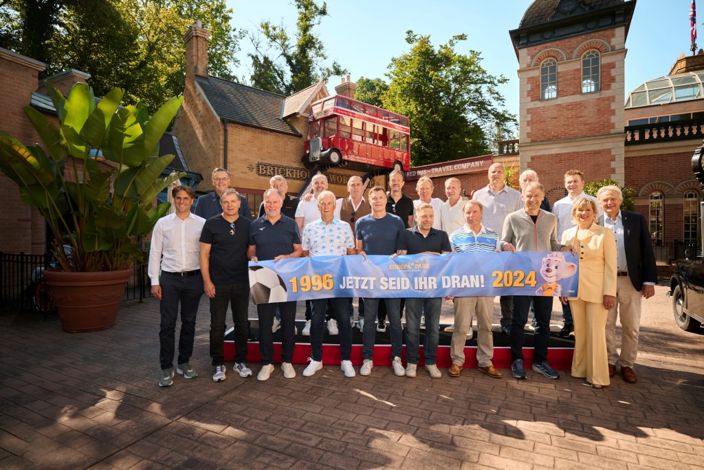 Kurz vor der EM 2024 machen die Europameister von 1996 gemeinsam mit der Europa-Park Inhaberfamilie Mack der aktuellen Nationalmannschaft Mut
