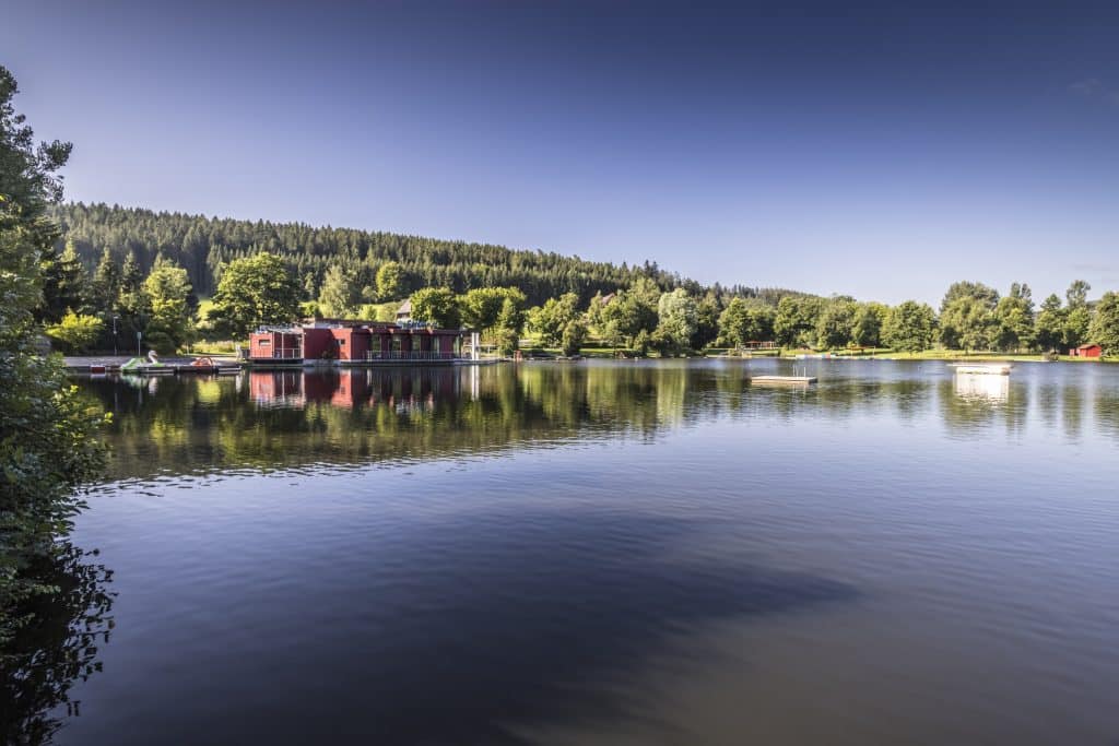 Klosterweiher St. Georgen mit dem Seerestaurant "Seehaus".
