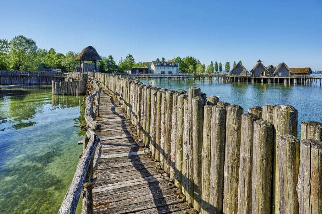 Ein einmaliges Erlebnis mit spektakulärer Sicht auf den Bodensee sowie das Alpenpanorama: Das Pfahlbaumuseum in Unteruhldingen.