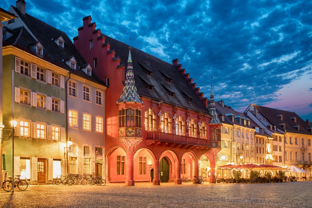 Das Historische Kaufhaus am Münsterplatz in Freiburg, erbaut 1520-21. Die historischen Altstadt ist ein belites Ausflugsziel. 
