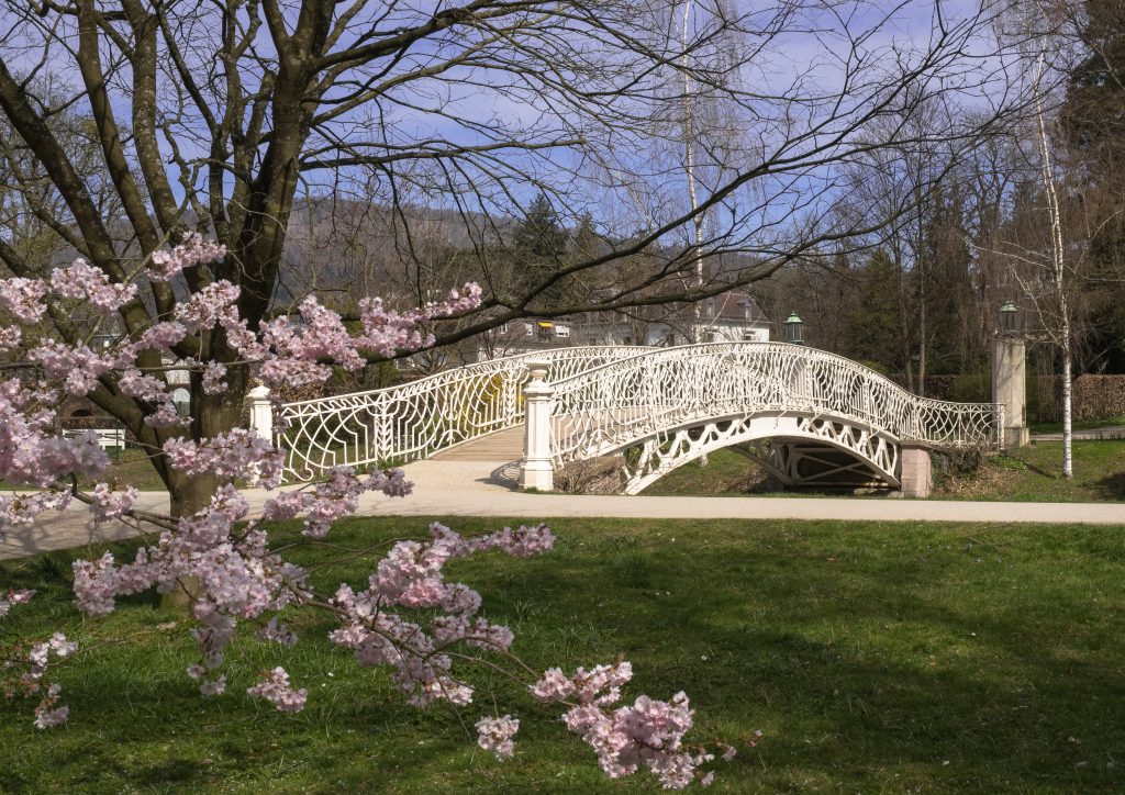 Frühlingshafte Lichtentaler Allee in Baden-Baden, einem der beliebtesten Reiseziele im Schwarzwald.