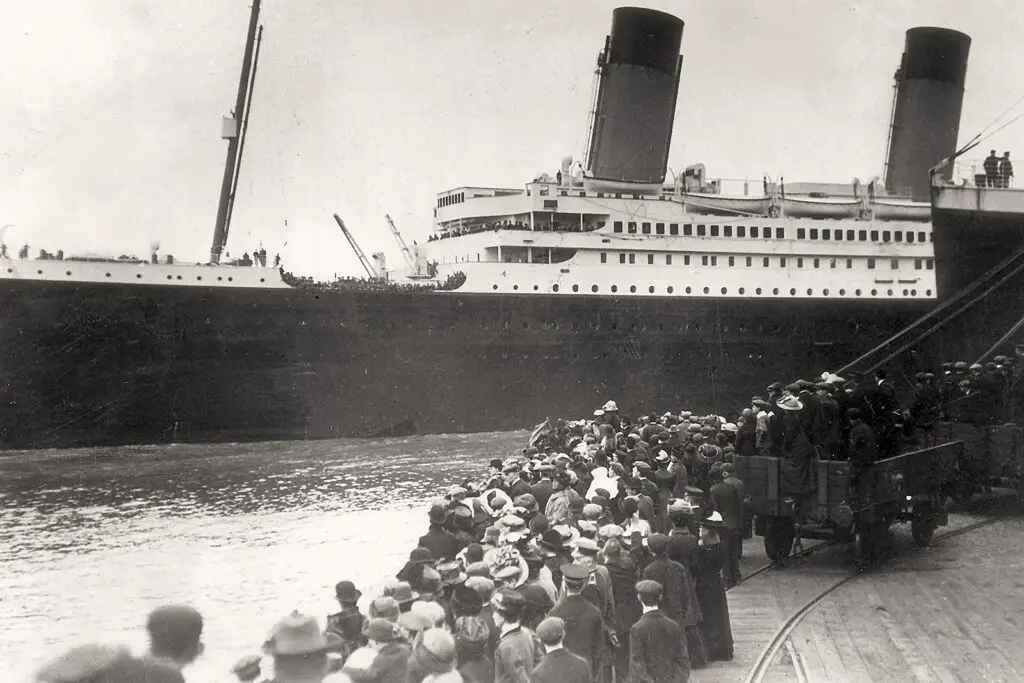 Die Titanic beim Auslaufen aus dem Hafen von Southampton am 10. April 1912. Dieses historische Bild fängt den Beginn ihrer tragischen Jungfernfahrt ein.