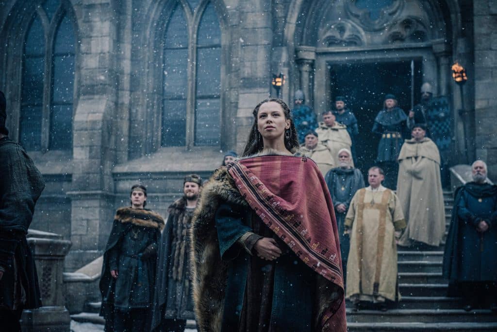 Kriemhild (Lilja van der Zwaag), König Gunter (Dominic Marcus Singer) und Gernot (Bela Gabor Lenz) erwarten die Rückkehr des siegreichen Heeres. 
