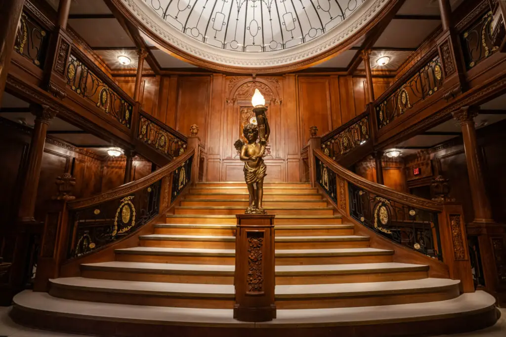 Nachbauten der imposanten Freitreppe, Passagiergänge und Schlafkabinen in Originalgröße sowie authentische Artefakte von Tauchgängen bieten einen einzigartigen Einblick. Schlendere durch die Gänge des Schiffs, besteige die ersten Stufen der berühmten Freitreppe und erlebe eine faszinierende Zeitreise zurück an Bord der Titanic.