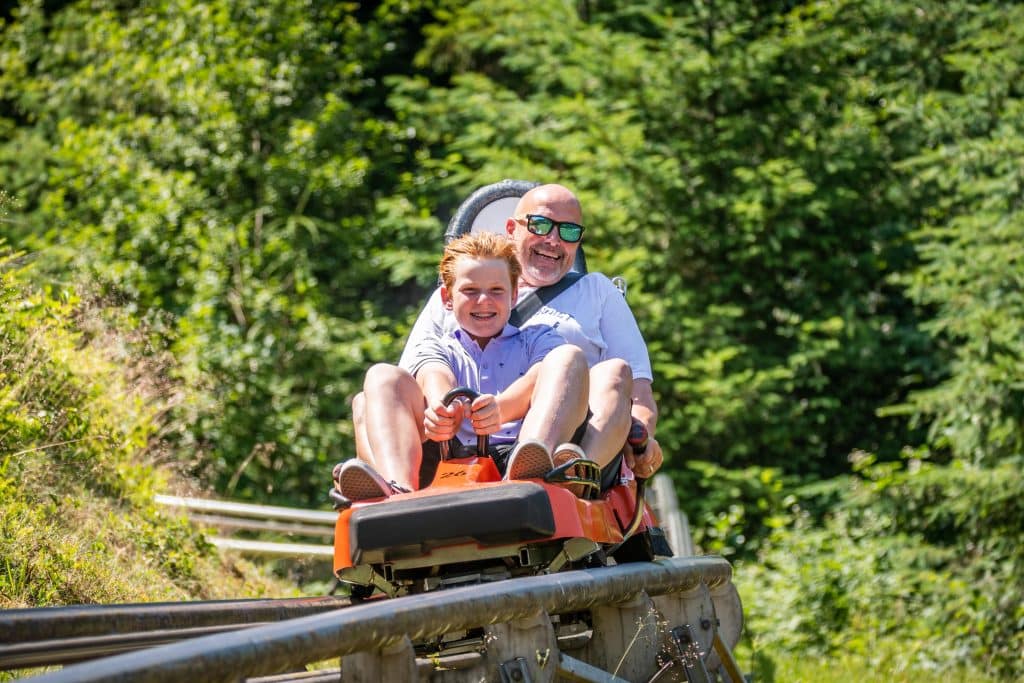 Rasant hinab auf der Sommerrodelbahn in Gutach an der Schwarzwaldbahn