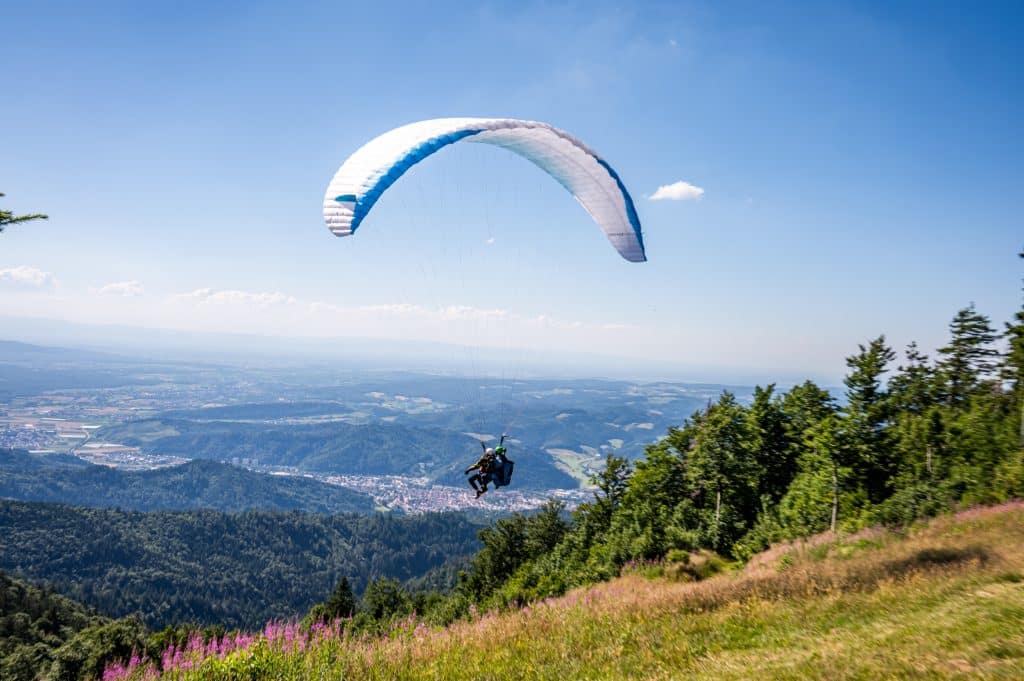 Start eines Paragliders auf dem Kandel.
