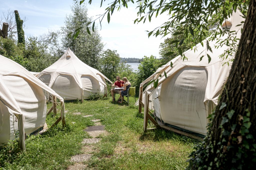 Glamping in Litzelstetten am Bodensee: Ein stilvolles Zelt für ein besonderes Naturerlebnis.
