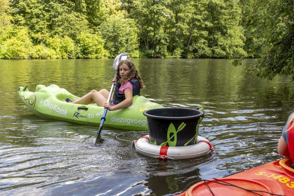 Öko-Kajak „Lubi“ mit Sammeleimer im Schlepptau
