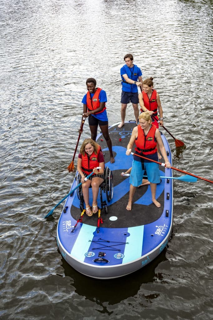 Gemeinsam aufs Wasser: Auf dem Riesen-SUP lassen sich Rollstühle festschnallen
