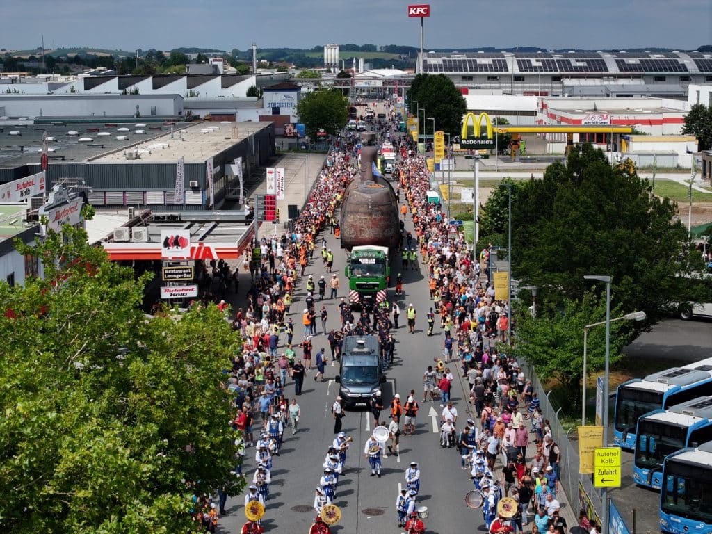 Die Musikkapellen SFZ Big Band Waibstadt und SFZ-Musikzug 1951 Meckesheim marschierten voran und gaben den (Transport-)Takt vor. Tausende Schaulustige säumten die Neulandstraße, um U17 auf dem letzten Stück bis zum Ziel zu begleiten. 
