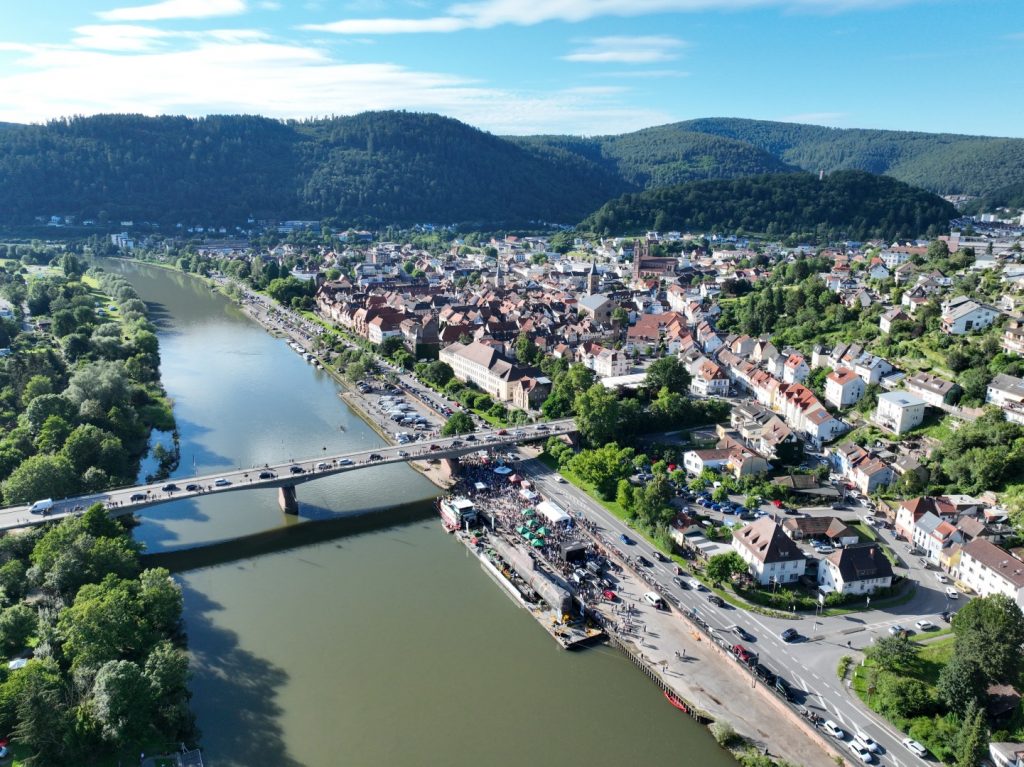 Mit großem Hallo, eigenem U-Boot-Song und einem extra angelegten Sandstrand begrüßten die Eberbacher das U-Boot U17 der Technik Museen Sinsheim Speyer. 
