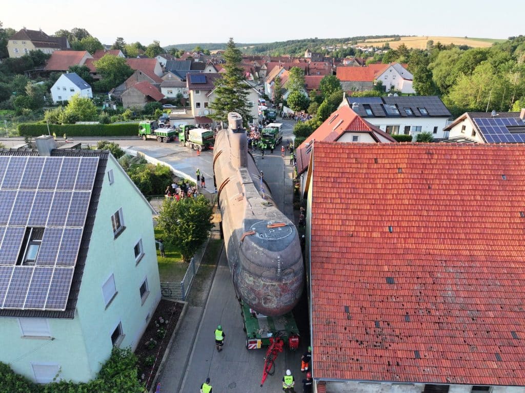 Der maritime Oldtimer schlängelte sich durch den Ortskern Ittlingens, nur wenige Zentimeter an Häuserfassaden. 
