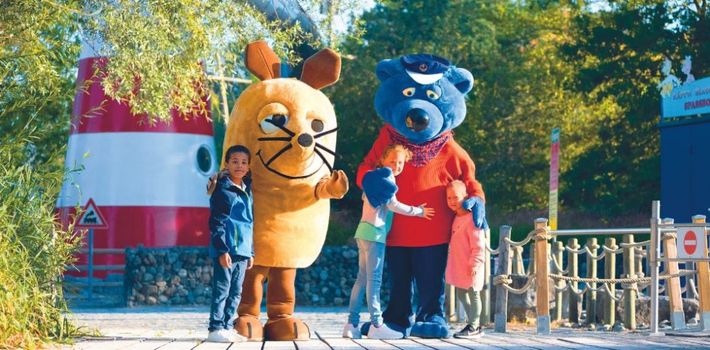 Auf Platz 16 befindet sich das Ravensburger Spieleland mit den beliebten Maskottchen Maus und Kapitän Blaubär.