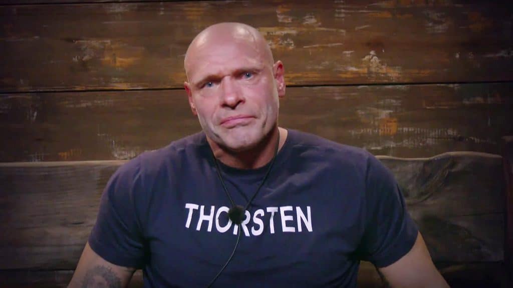 Das Gespräch geht Legat sichtlich nahe, und später im Dschungeltelefon kann er seine Tränen nicht zurückhalten. „Das, was mir passiert ist, wünsche ich niemandem“, gesteht der ehemalige Profi-Fußballer. Der harte Kerl zeigt hier eine ungewohnt verletzliche und empfindsame Seite. 