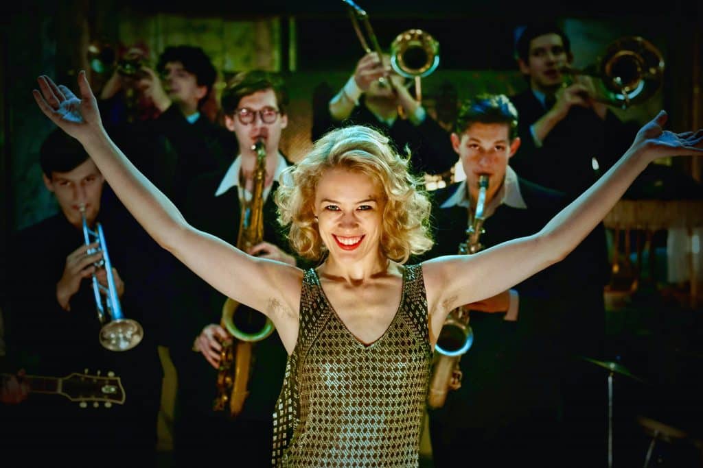 Stella Goldschlag ( Paula Beer ) gibt mit ihrer Band ein Konzert in der Wohnung der Manfred Küpler
