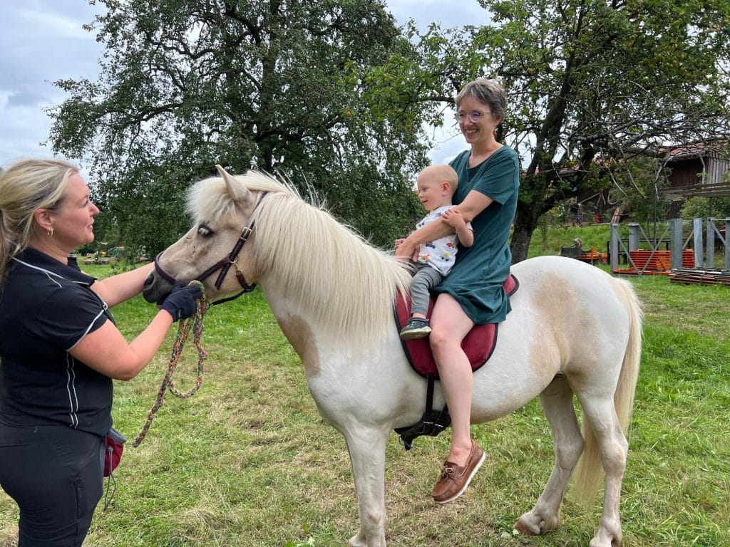 Beim Naturpark-Brunch auf dem Bauernhof in Straubenhardt gab es auch ein vielseitiges Kinderprogramm mit Ponyreiten, im Traktoranhänger mitfahren und mit einer Rallye über den Hof.