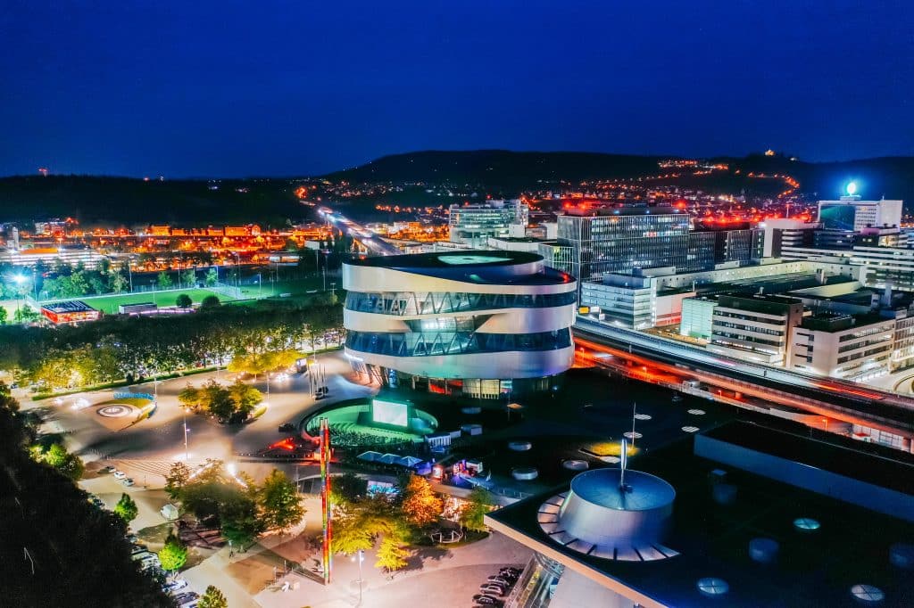 Open Air Kino am Mercedes-Benz Museum. Foto von der Aufführung der „European Outdoor Film Tour“ am 23. August 2022. 
