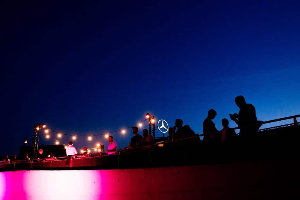Open Air Kino am Mercedes-Benz Museum. Foto von der Aufführung der „European Outdoor Film Tour“ am 23. August 2022. 
