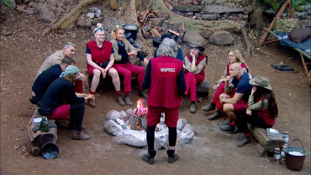 Die wiederholten Regelverstöße stellen ein ernstes Problem dar: Winfried Glatzeder spricht eine eindringliche Warnung an das Team aus. Doch die Ansprache zeigt kaum Wirkung. Besonders Giulia Siegel und Georgina Fleur machen deutlich, dass sie sich nicht an die Gruppenregeln halten möchten.
