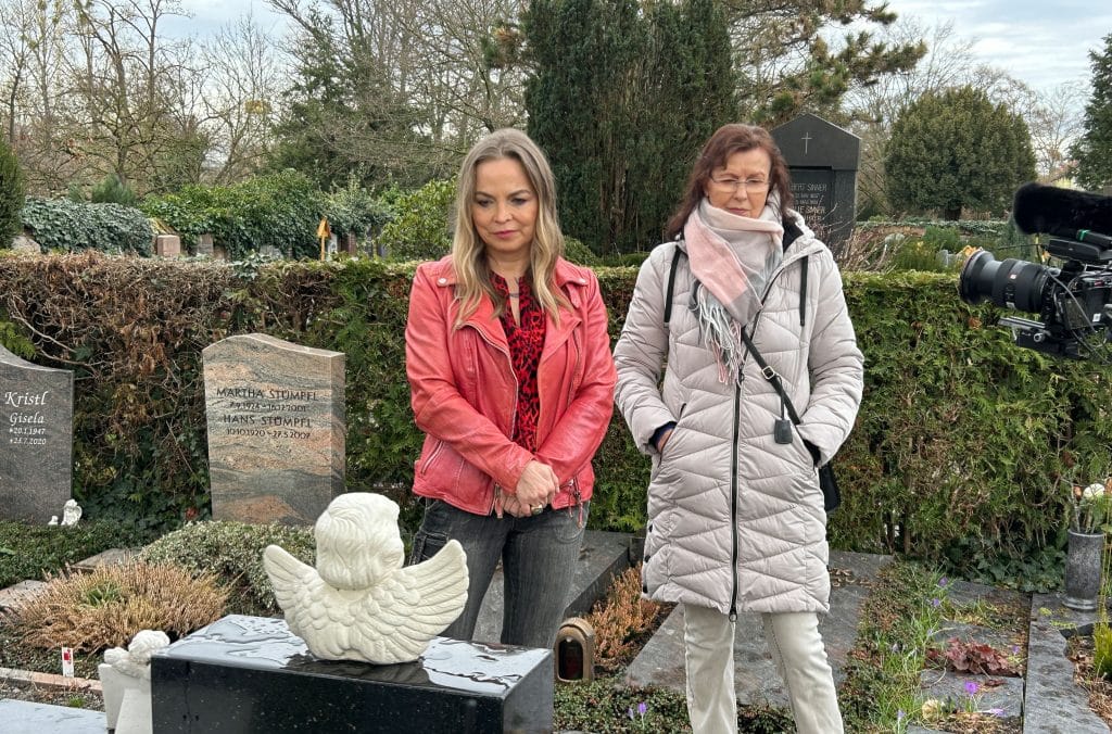 Am Grab von Jürgen Lutz, dem langjährigen Mentor von Regina Halmich. Mit seiner Witwe Monika verbindet Regina bis heute eine innige Freundschaft.