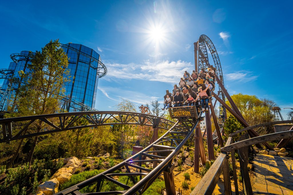 Touristen wählen Europa-Park mit seiner neuen Achterbahn Voltron, auf Platz 2 der Top 100 in Deutschland.
Touristen wählen Europa-Park mit seiner neuen Achterbahn Voltron, auf Platz 2 der Top 100 in Deutschland.