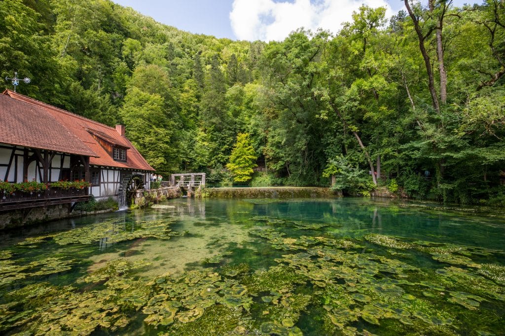 Historisches Hammerwerk am Abfluss des Blautopf in Blaubeuren
