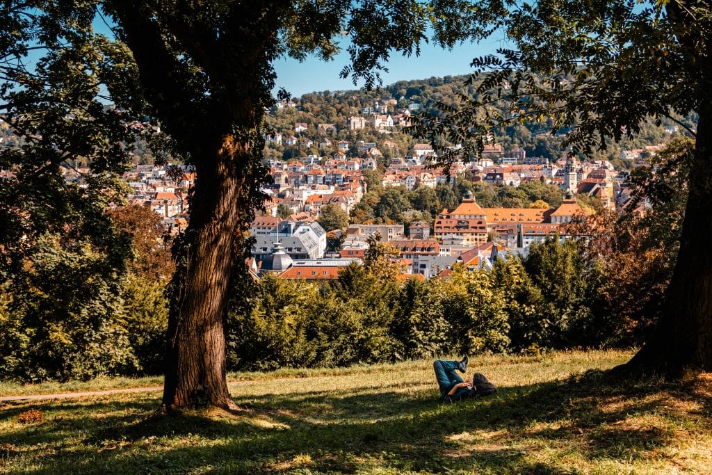 Ein wunderschöner Blick vom Aussichtspunkt auf der Karlshöhe im Herzen von Stuttgart Süd. Umgeben von majestätischen Bäumen, die den urbanen Park schmücken, offenbart sich ein unvergleichlicher Blick über die Stadt. 
