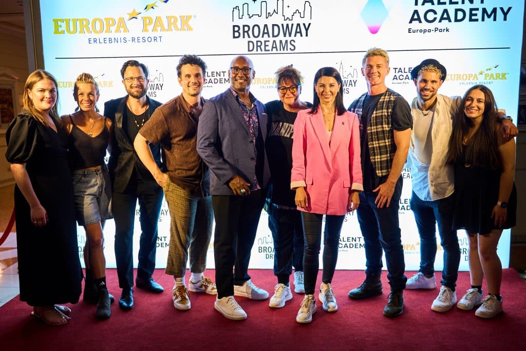 Katja Mack (Gründerin und Leiterin der TALENT ACADEMY) und Annette Tanner (Mitbegründein und Executive Director Broadway Dreams) gemeinsam mit dem Team des Broadway Dreams Camp

