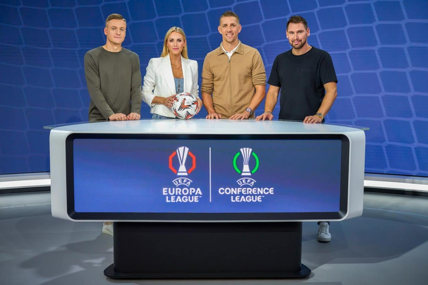 Die Experten Felix Kroos, Nils Petersen, Patrick Helmes und die Moderatorin Anna Kraft.
Foto: RTL / Frank Dicks