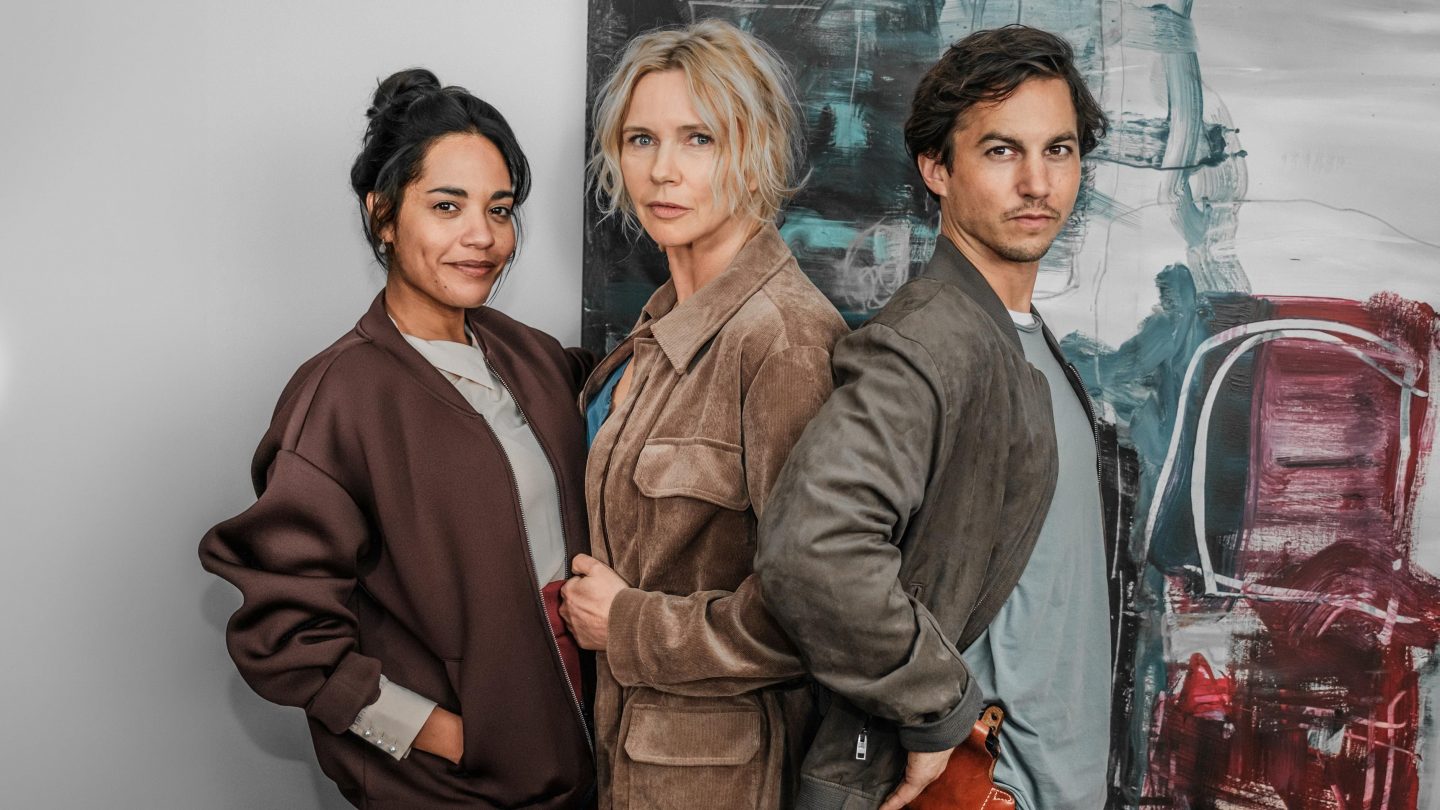 (v.l.) Salka Weber spielt Marie Sonnleitner, Veronica Ferres spielt Birgit Reincke und Tim Oliver Schultz spielt Jonas Becker
