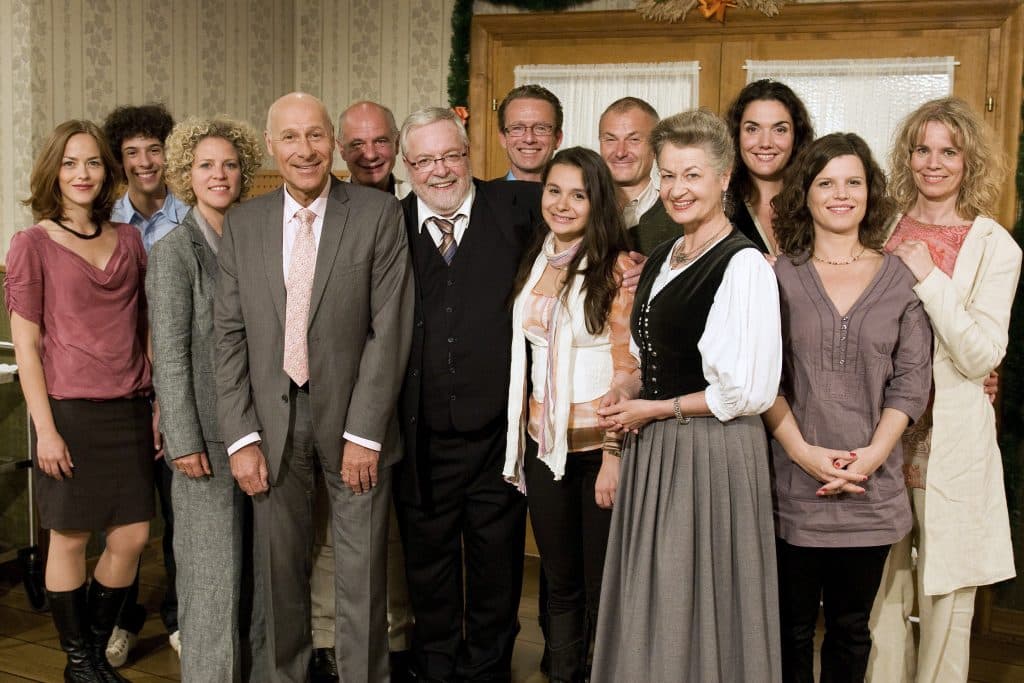 Familienfoto 2010 zum 25 jährigen Jubiläum: v.li.n.re.: Sophie (Janina Flieger), Albert (Alessio Hirschkorn), Bea (Christiane Brammer), Franz (Edgar-M. Marcus), Heinz (Thomas Meinhardt), Hermann (Wolfgang Hepp), Bernhard (Karsten Dörr), Jenny (Julia Obst), Karl (Peter Schell), Johanna (Ursula Cantieni), Monique (Anne von Linstow), Eva (Lucy Muhr), Kati (Christiane Bachschmidt).