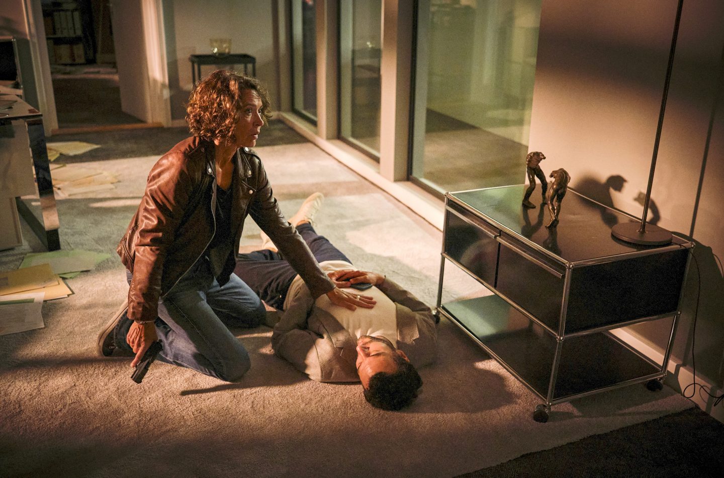 Lena Odenthal (Ulrike Folkerts) ist einem Notruf gefolgt und findet einen Schwerverletzten. Aber ist noch jemand in der Kanzlei?
