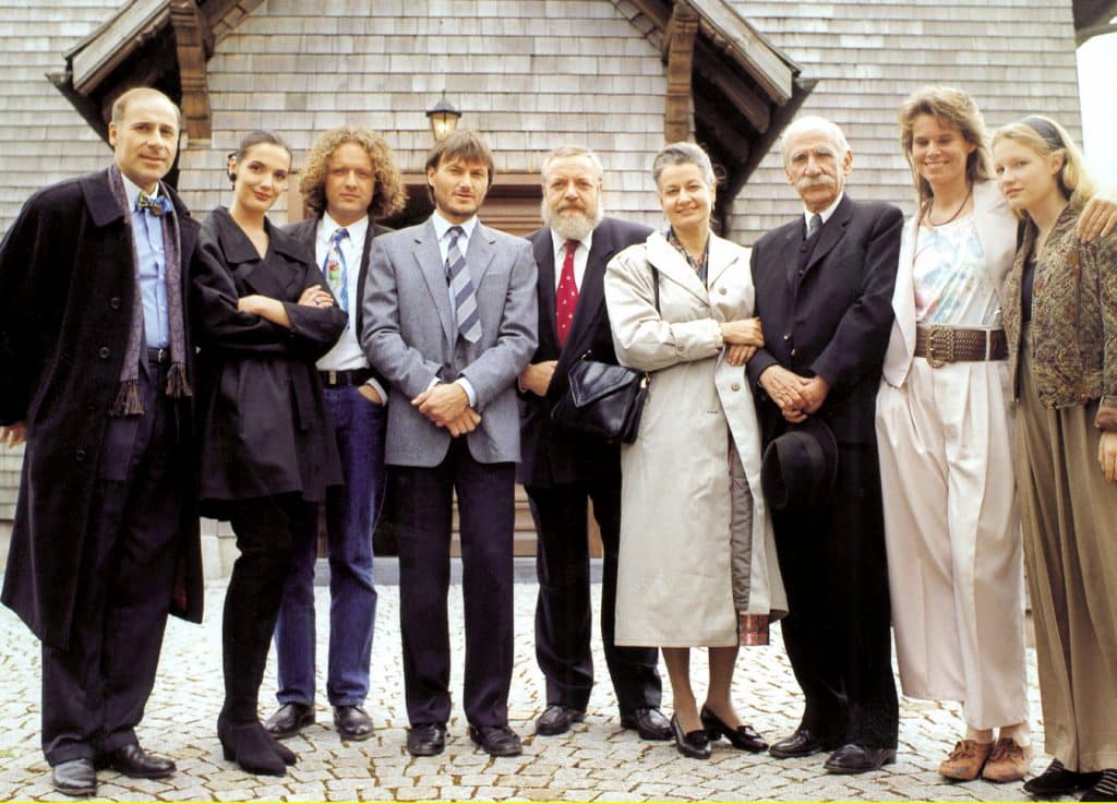 Gruppenbild 10 JAHRE DIE FALLERS von 1994: V.li.n.re.: Edgar M. Marcus, Anne von Linstow, Karsten Dörr, Peter Schell, Wolfgang Hepp, Ursula Cantieni, Lukas Ammann, Christiane Bachschmidt, Rebecca Szerda.
