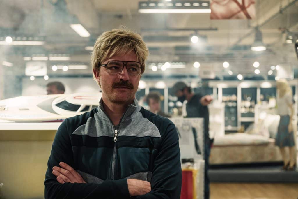 Dagobert (Friedrich Mücke) steht im Kaufhaus, um sich Zeitschaltuhren zu kaufen.