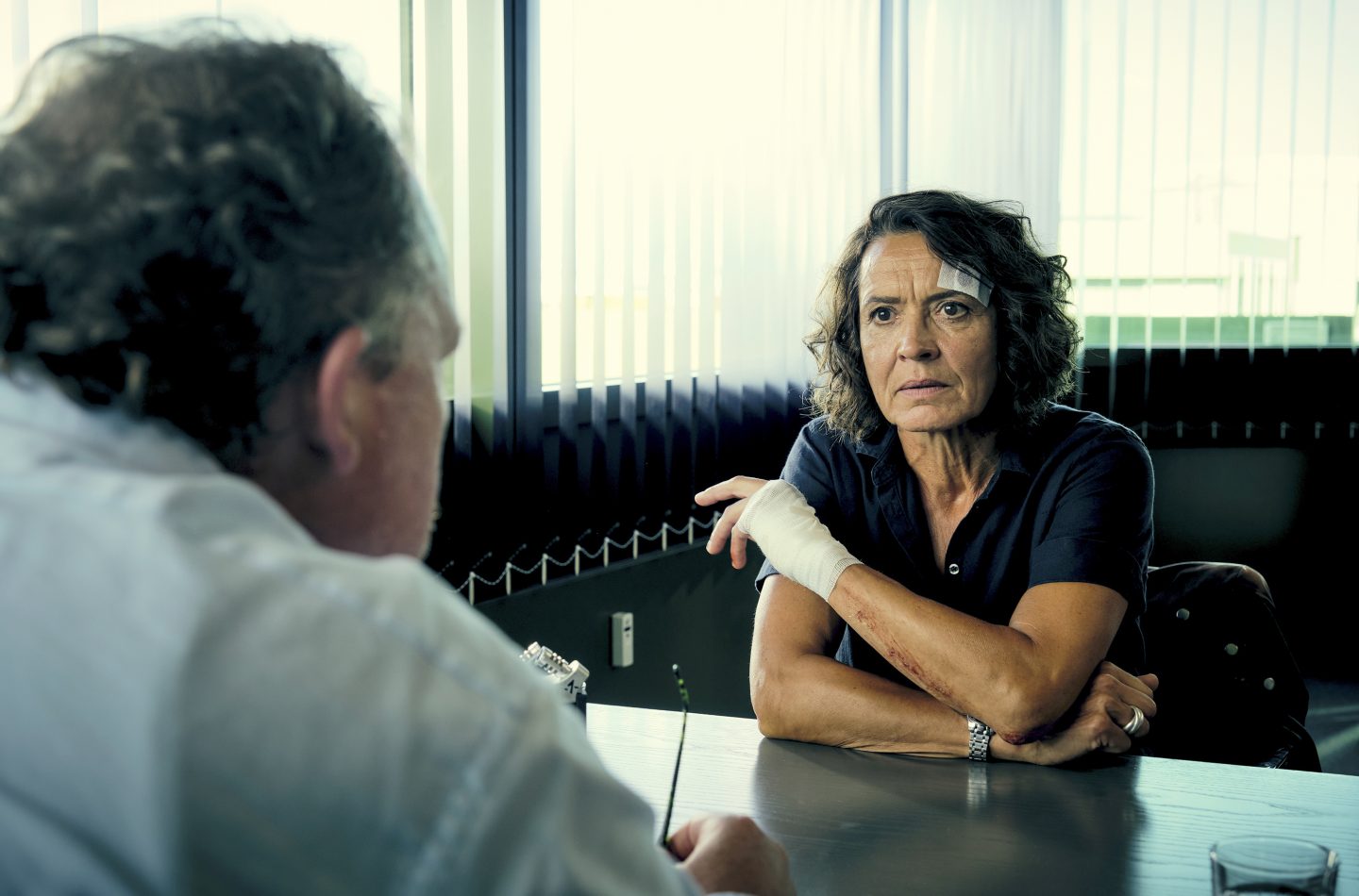 Noch mitgenommen von der Polizeiaktion sieht sich Lena Odenthal (Ulrike Folkerts) einer internen Ermittlung durch LKA-Kollegen Kurt Breising (Bernd Hölscher) ausgesetzt.
