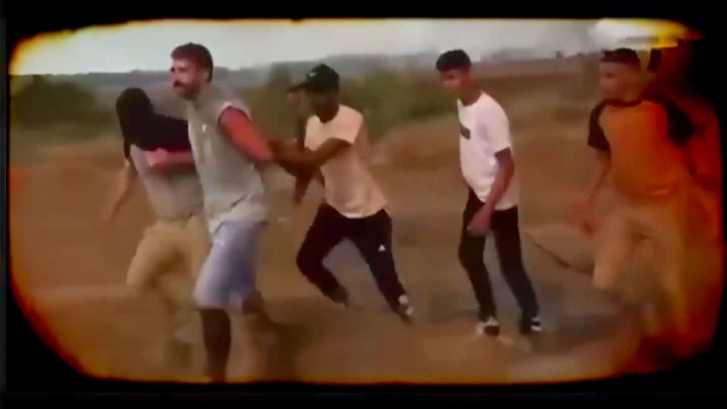 Mehr als 230 Menschen werden von der Hamas in den Gazastreifen verschleppt. So heißt es nach offiziellen Angaben. In der Dokumentation berichten Angehörige von Geiseln. Frei gelassene Geiseln erinnern sich an die Erfahrungen während der Gefangennahme und in der Gefangenschaft.