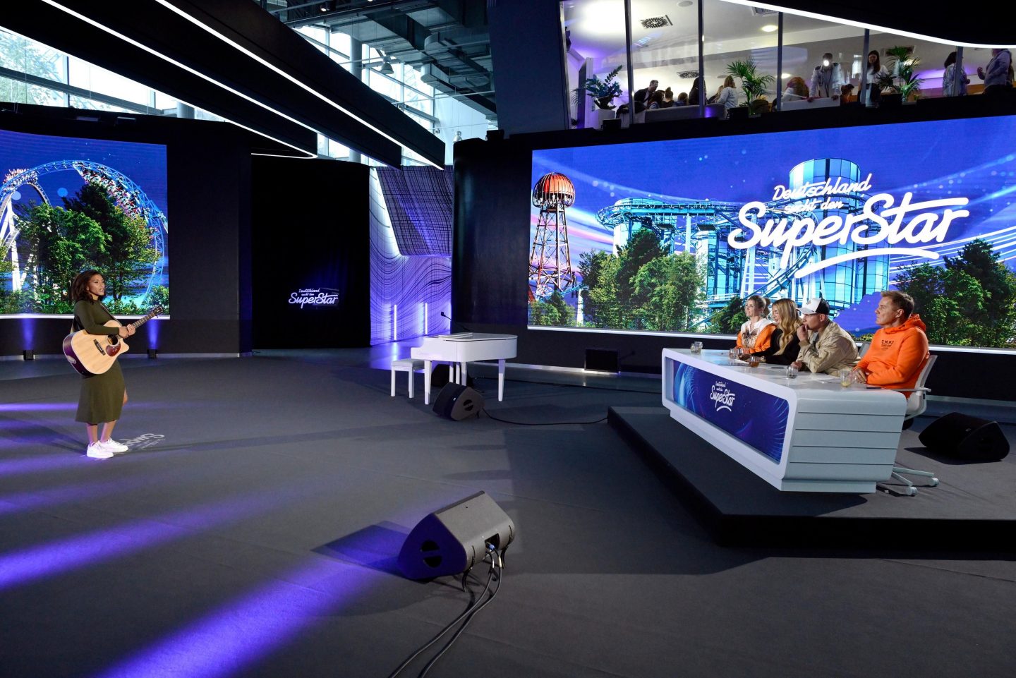 Elizabeth Saunders (26) aus München versucht die Jury mit (v.l.) Beatrice Egli, Loredana, Pietro Lombardi und Dieter Bohlen von sich zu überzeugen.