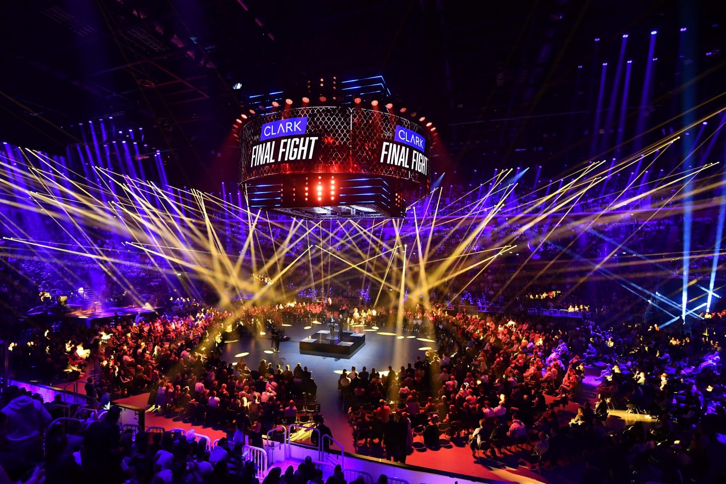 Groß inszeniert: Beim „Clark Final Fight“ im PSD Bank Dome in Düsseldorf trat Stefan Raab gegen Regina Halmich an – ein Showkampf, der als Teil von Raabs Rückkehr auf die Bühne diente