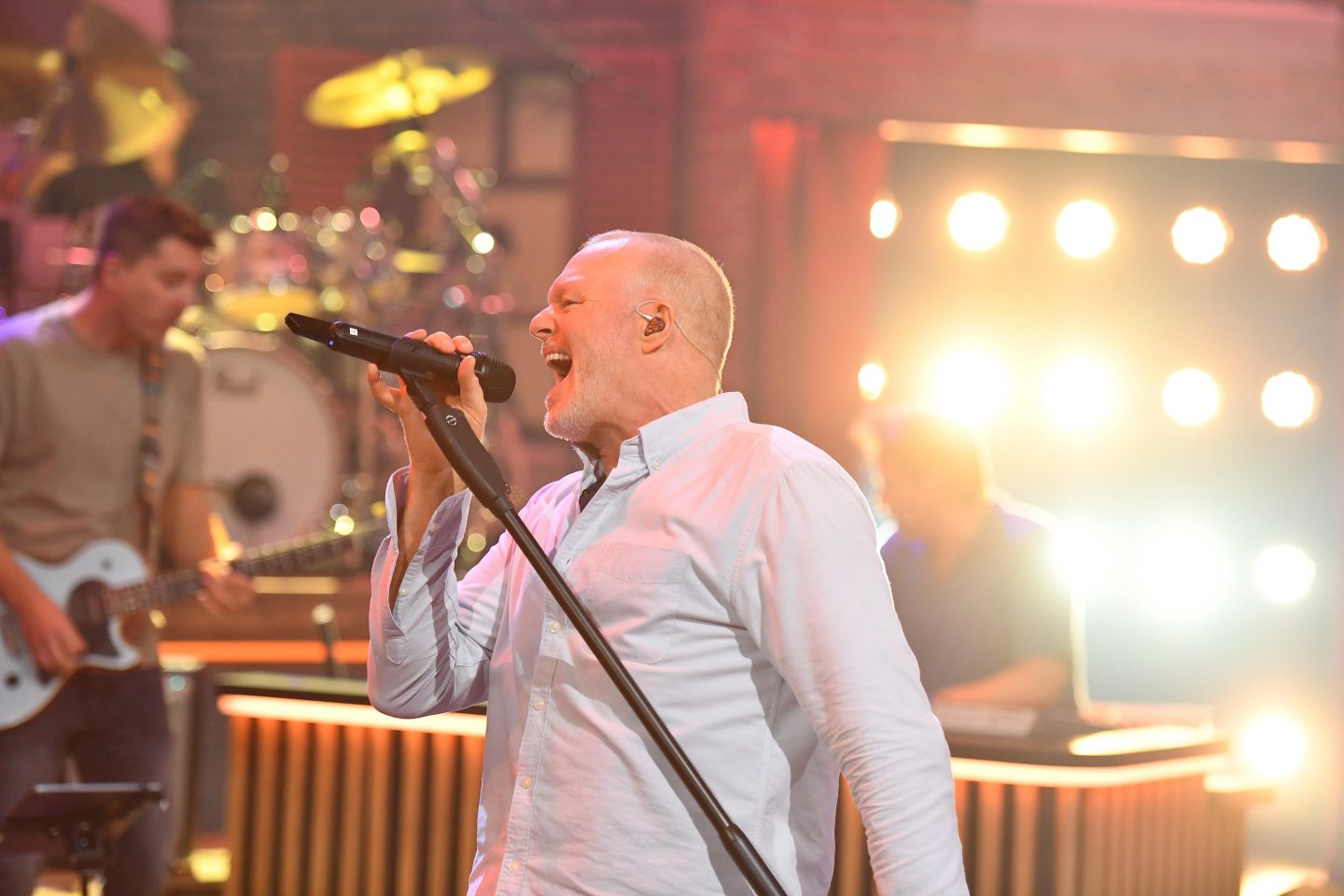 Stefan Raab heizt die Stimmung an – voller Energie bei seiner musikalischen Performance auf der Bühne!